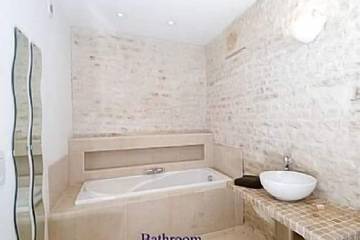 Gîte pour 4 personnes, avec jardin et terrasse à La Benâte