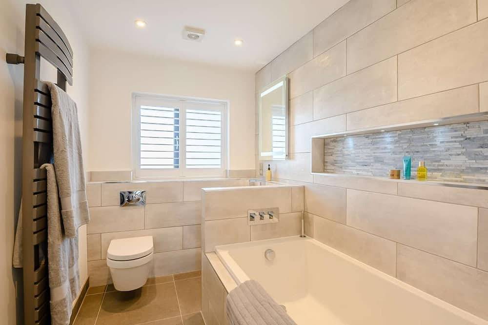 4 Bed in Lymington in Milford-on-Sea, New Forest