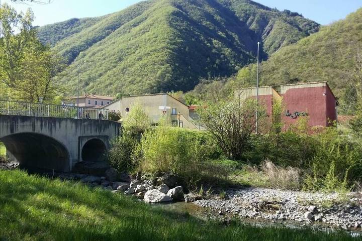 Gîte pour 4 personnes, avec Terrasse et Jardin ainsi que Piscine et Vue dans Thermes de Digne les Bains