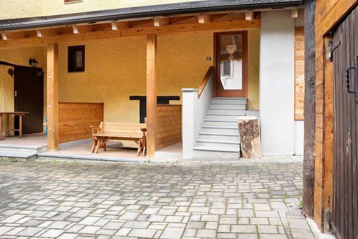 Ganze Wohnung, Apartment „Chalet Provenzale Trilocale“ mit Bergblick, Gemeinschaftsgarten und Wlan in Acceglio, Cuneo Provinz