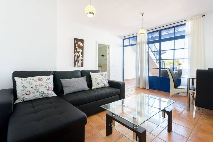 Ganze Wohnung, Geräumige Ferienwohnung "Casa Nancy" mit Bergblick, Pool, Wlan & Terrasse in Puerto Calero, Yaiza