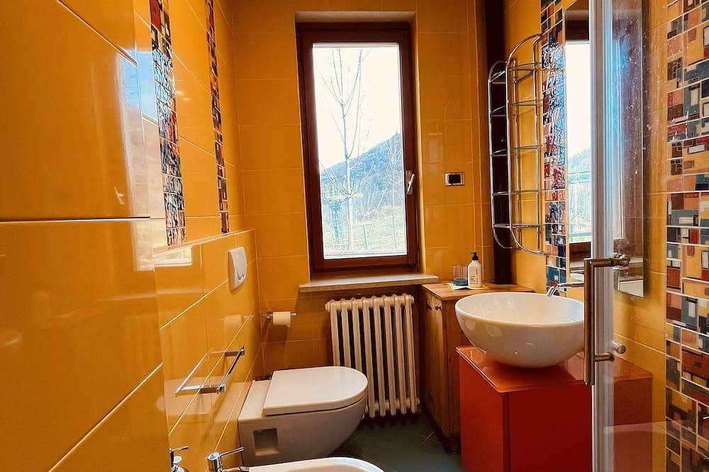 Entire apartment, 2 Limone Hut White Reserve Ski-in Ski-out Morel chairlift in Limone Piemonte, Cuneo Province
