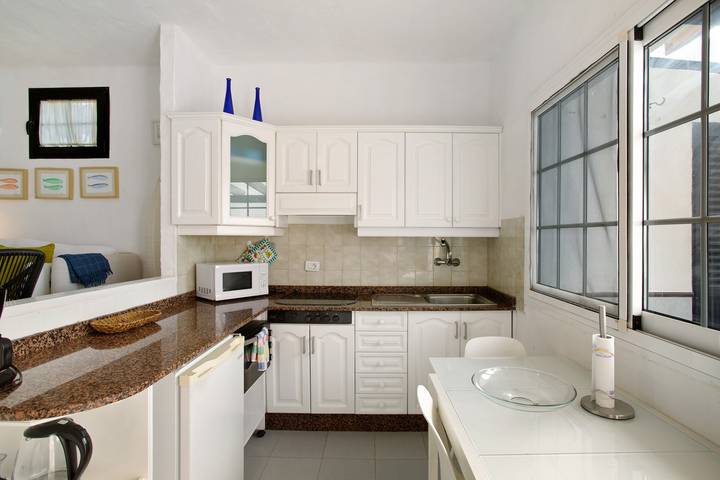 Apartamento entero, Apartamento de vacaciones 'Faro De Sardina' con piscina compartida, terraza privada y Wi-Fi in Gáldar, Gran Canaria Norte