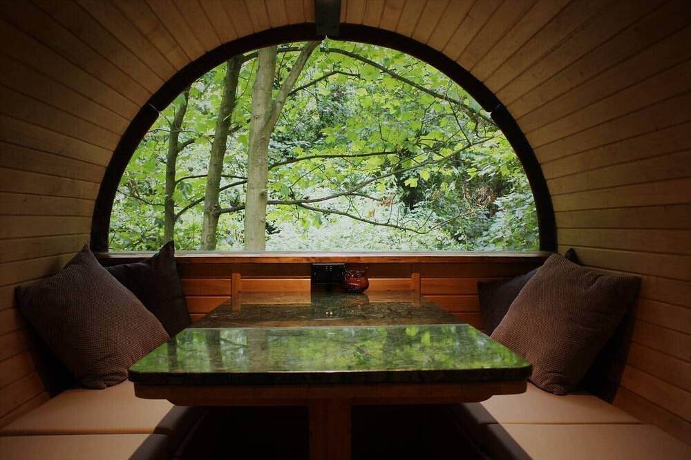 Sleep in the Trees - Hot Tub, Sauna and Slide in Chorleywood, Hertfordshire
