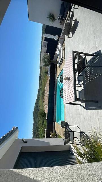 Cottage pour 4 personnes, avec vue ainsi que piscine et terrasse à Combaillaux