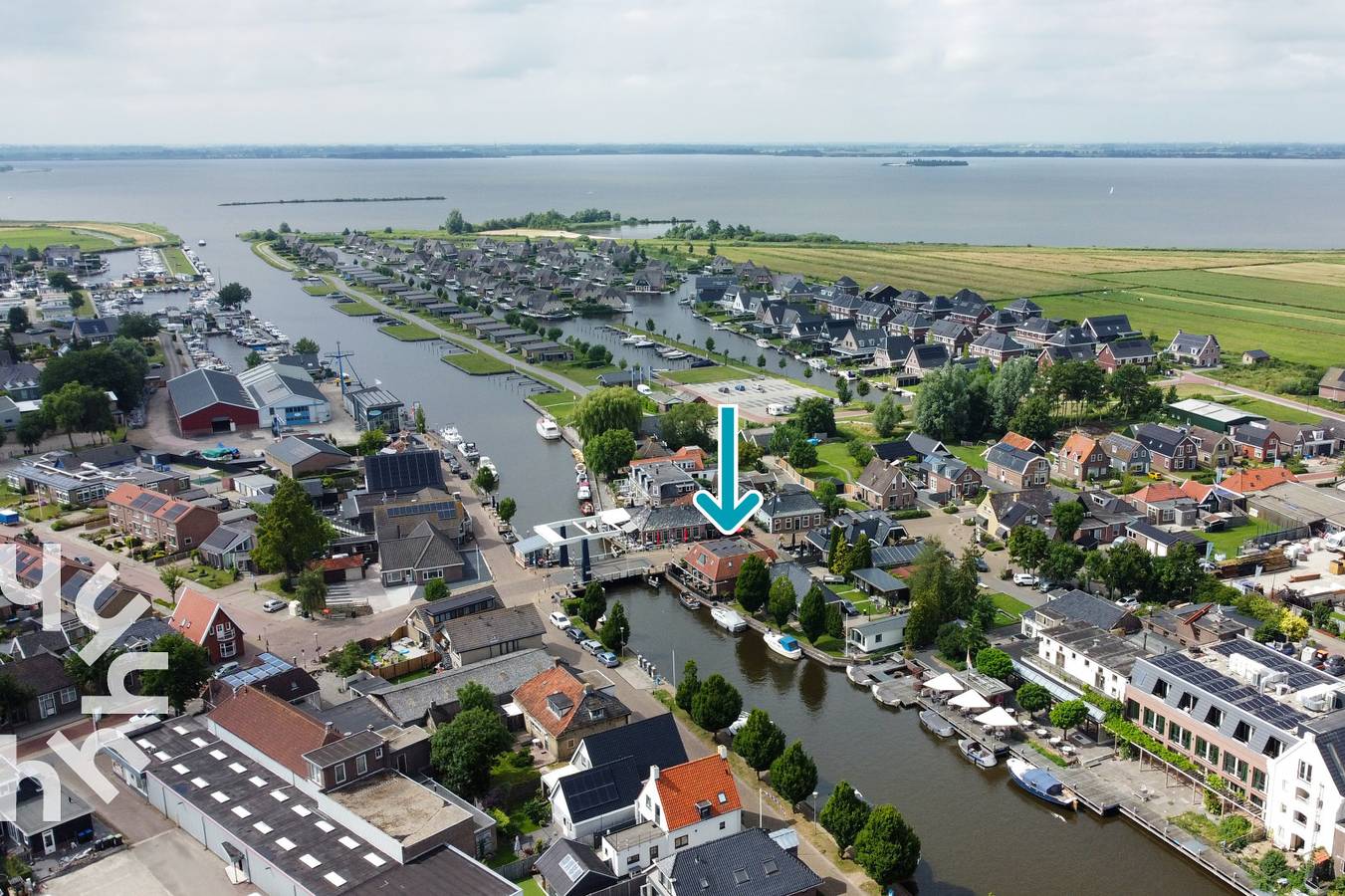 Attraktive eingerichtete Ferienwohnung für 10 Personen am Wasser in Delfstrahuizen in Friesland
