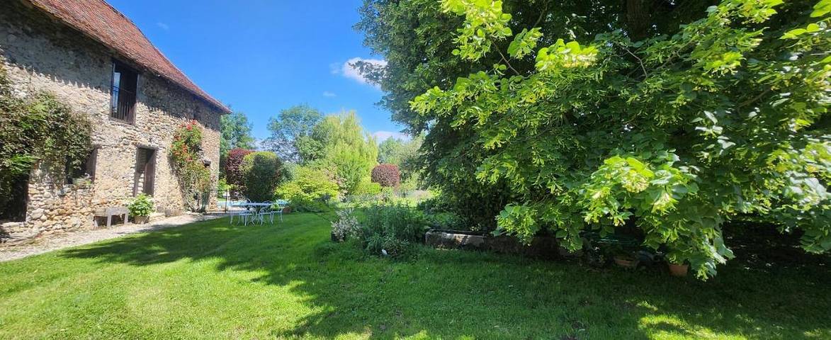 Location de vacances pour 2 personnes, avec Terrasse et Jardin ainsi que Piscine et Sauna à Saint-Didier-de-la-Tour