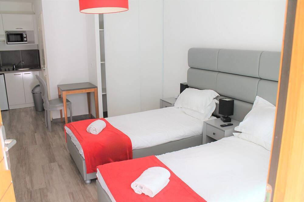 Spacious Unit Close to Cezanne's Studio! Pets are Allowed, with Free Parking! in Éguilles, Mediterranean Coast (France)