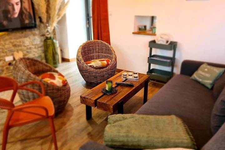 Location de vacances pour 8 personnes, avec jardin ainsi que terrasse et jacuzzi à La Chaise-Baudouin