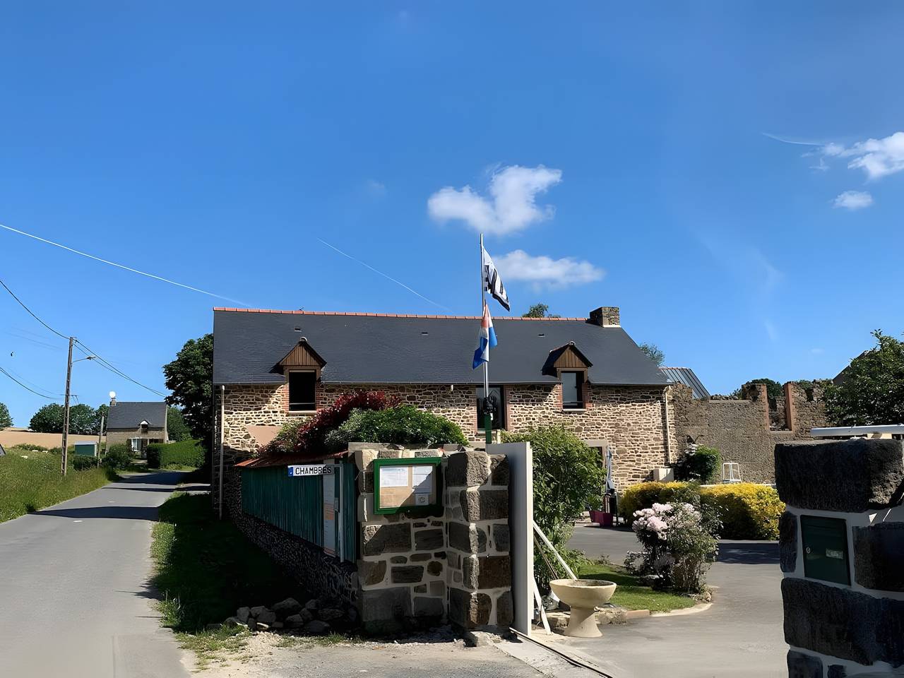 Chambre d’hôtes La Vie en Rose met gedeeld zwembad, terras en Wi-Fi in Saint-Guinoux, Saint-Malo en omgeing