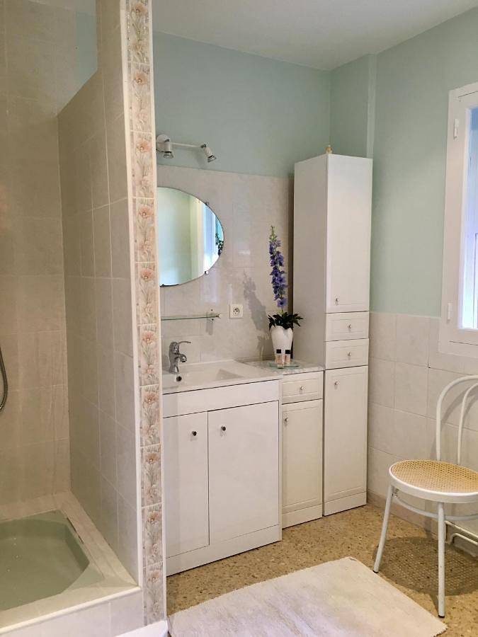 Appartement entier, One-Bedroom Apartment in Pujaut, Région de Nîmes