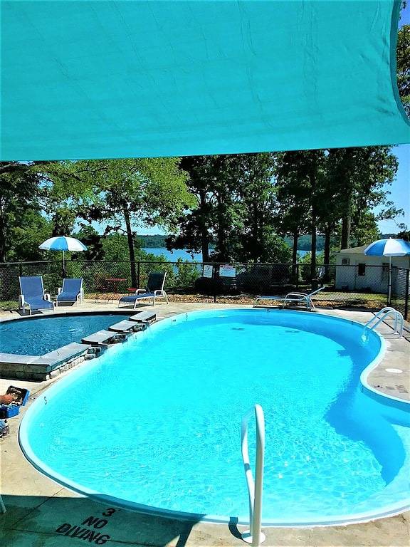 Vacation house for 5 people, with yard and pool in Kentucky Lake