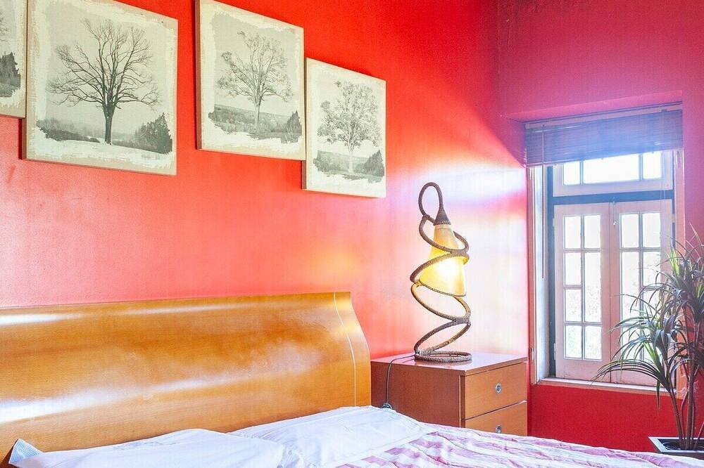 B&B Red Room Modern Style in Torres Vedras, Lisbon District
