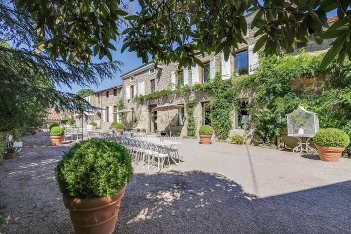 Location de vacances pour 30 personnes, avec Terrasse ainsi que Jardin et Piscine à Satillieu - 3