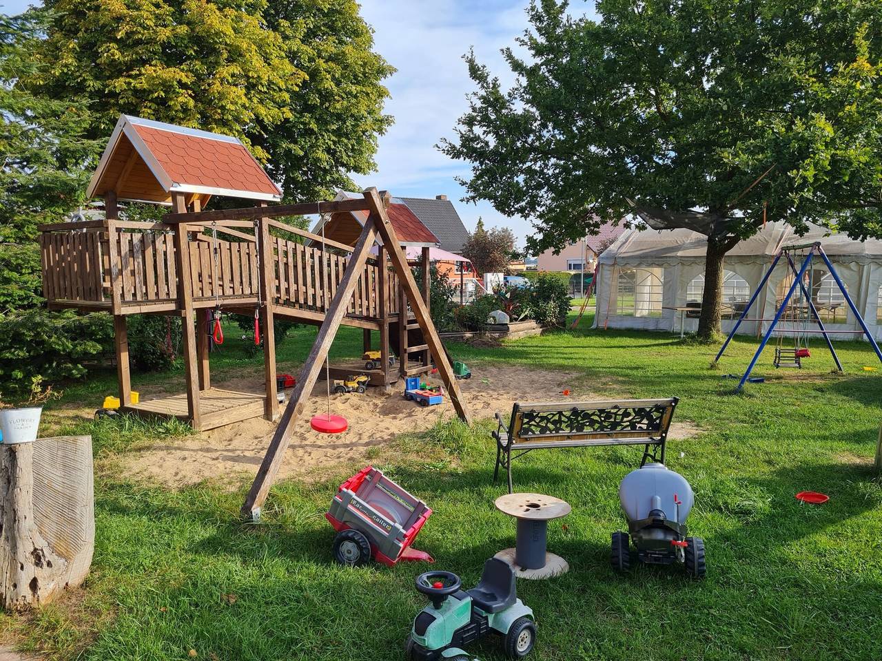 Ganze Wohnung, Apartment „Lütt Smedhoff - Dresden“ mit Gemeinschaftspool, Garten und Wlan in Mecklenburgische Seenplatte