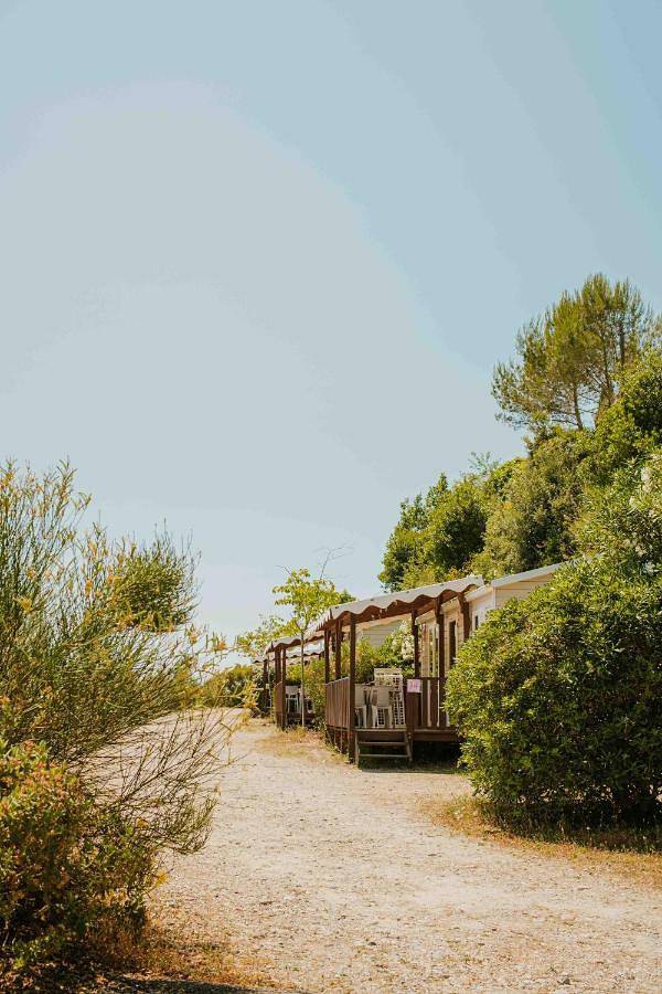 Camping pour 5 personnes, avec Terrasse ainsi que Bassin pour enfant et Piscine