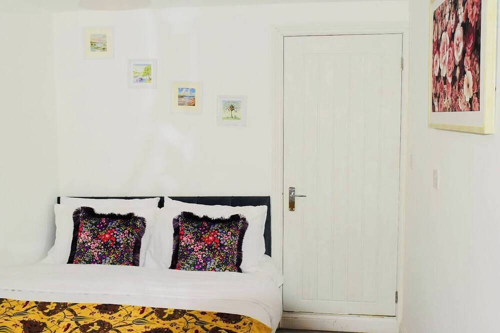 Stylish & Compact Central Mk 1-Bed Walk to Station | Business Ready Free Parking in Milton Keynes, Südostengland