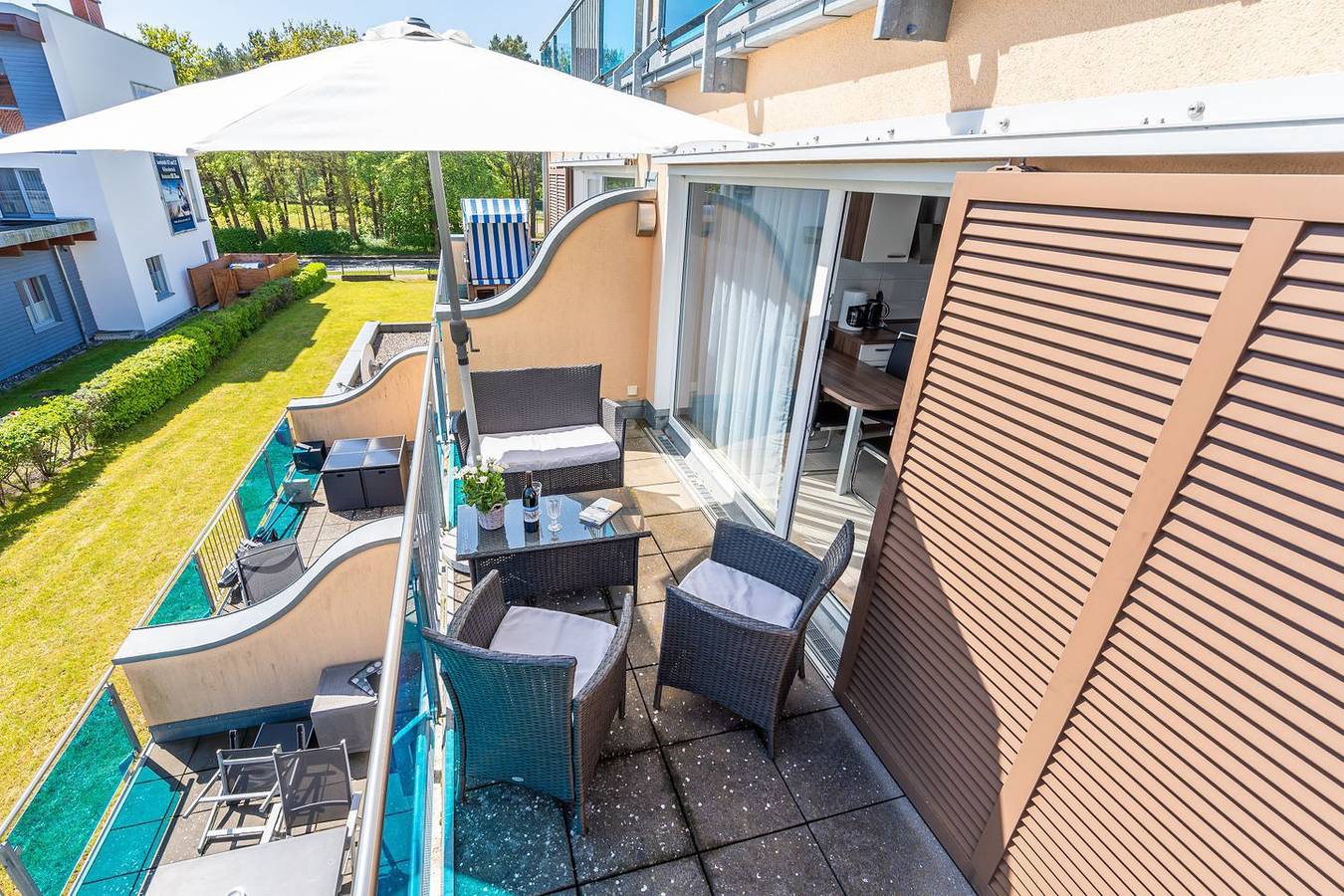 Ganze Wohnung, Helle Ferienwohnung mit großem Südbalkon, wenige Meter zum Strand in Breege, Rügen