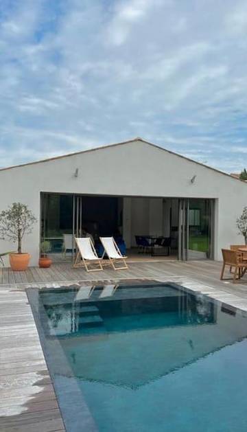 Gîte pour 6 personnes, avec terrasse et piscine ainsi que vue et jardin à Périgny