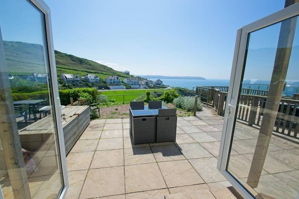 Entire apartment, 2 bed apartment close to Combesgate Beach with outside space and seaviews in Woolacombe, Devon