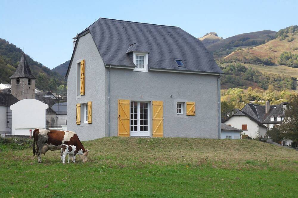 Molino de viento renovado valle de montaña de asp in Lées-Athas, Béarn