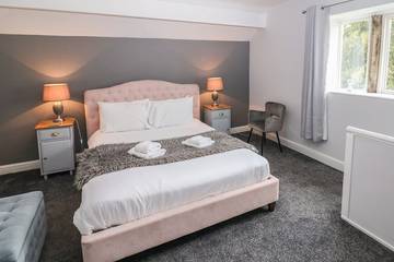 Log Cabin for 5 People in Matlock, Derbyshire, Photo 2