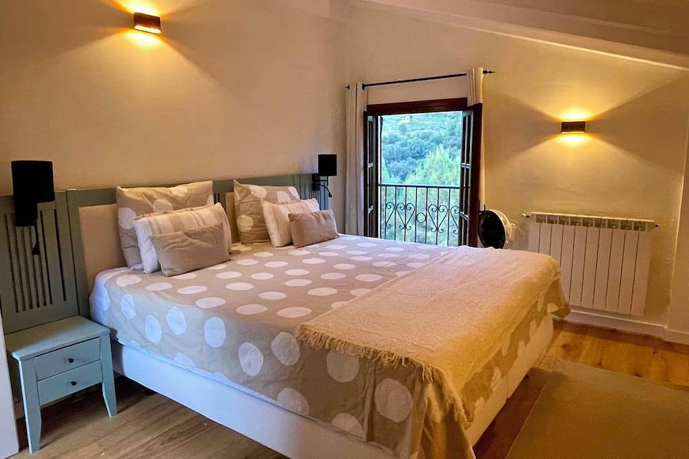 Genießen Sie die Natur in aller Privatsphäre mit Pool. Schöne Aussicht auf Weinberge und Meer. in Camporosso, Ligurische Alpen