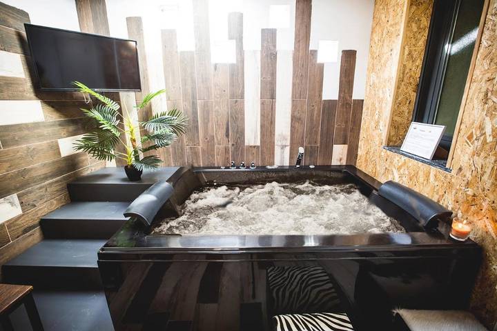 Alojamiento y desayuno para 2 personas, con jacuzzi y piscina - 1