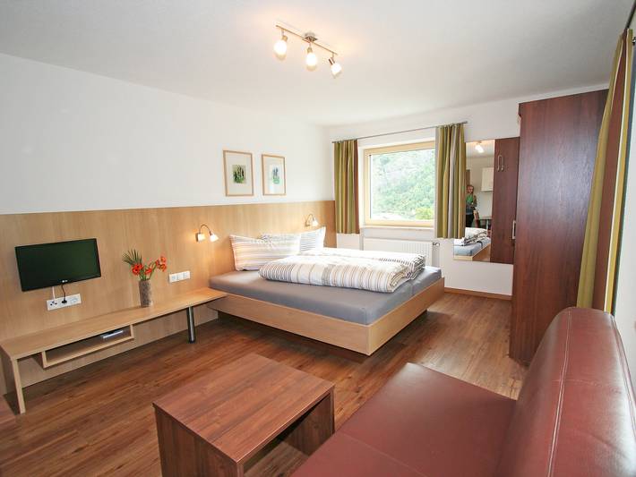 Ferienwohnung für 2 Personen, mit Balkon und Terrasse sowie Garten und Ausblick in Fließ - 3