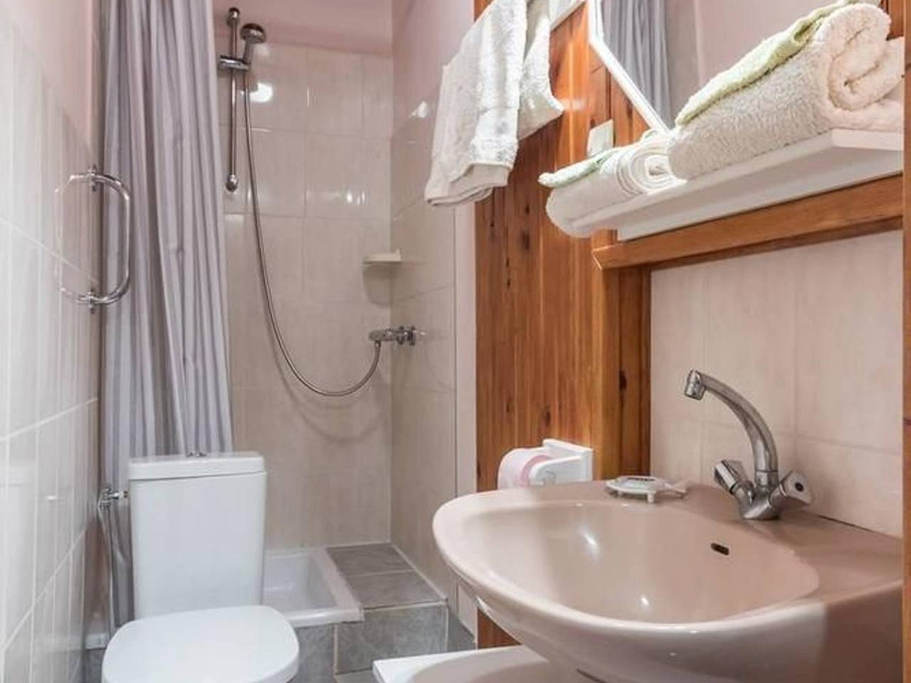Chambre Rose cosy avec kitchenette et terrasse in Melin, Haute-Saône