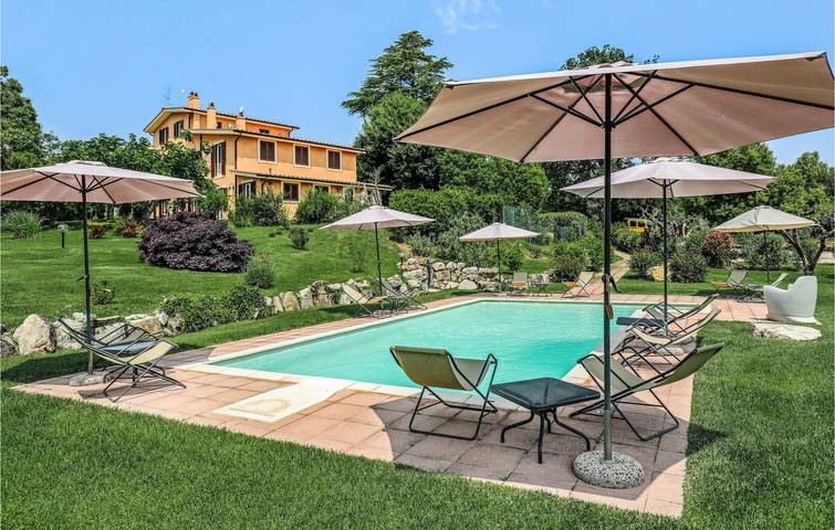 Apartamento vacacional entero, Acogedor apartamento con piscina, WiFi y aparcamiento a 2 km de Capranica in Capranica, Provincia de Viterbo