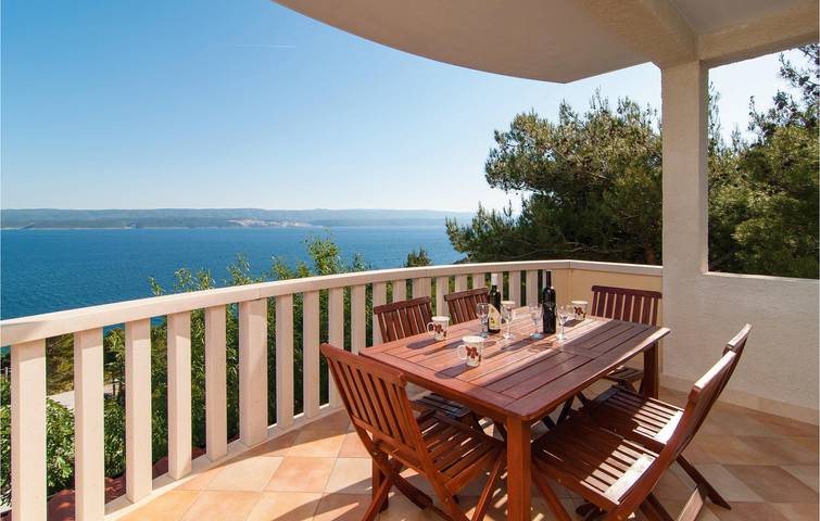 Charmantes 2-Zimmer-Apartment mit Pool, Terrasse und WLAN in der Nähe des Juto-Strandes in Lokva Rogoznica, Omis-Riviera