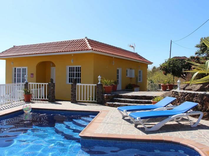 Finca für 6 Personen, mit Terrasse und Ausblick sowie Garten und Pool, kinderfreundlich in Tijarafe