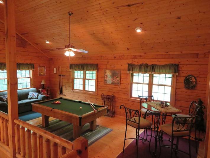 Log cabin for 8 people, with yard and balcony as well as hot tub in Indiana
