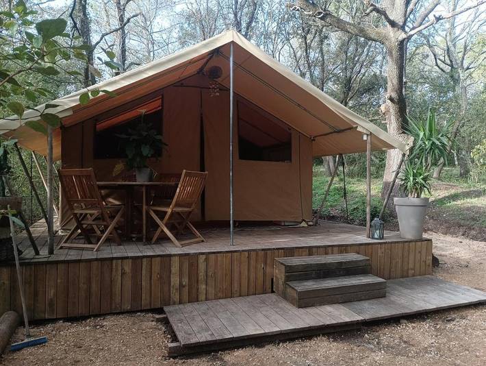Tienda para 4 personas, con jardín además de terraza y vistas - 1