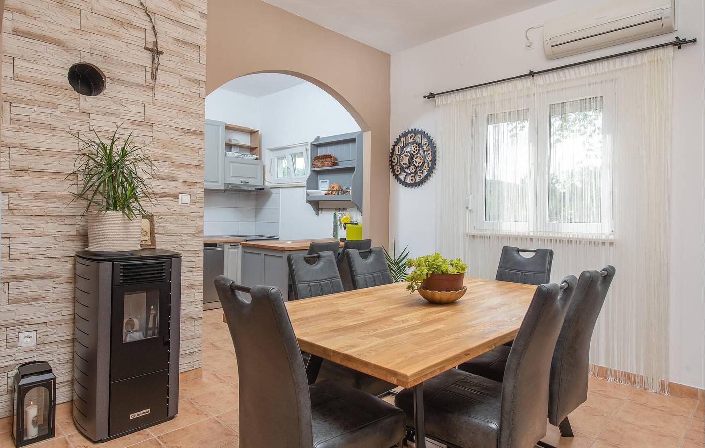 Nur 2 km von Trilj entfernt: Gemütliche Ferienwohnung mit Pool und Terrasse in Dalmatinisches Zagora