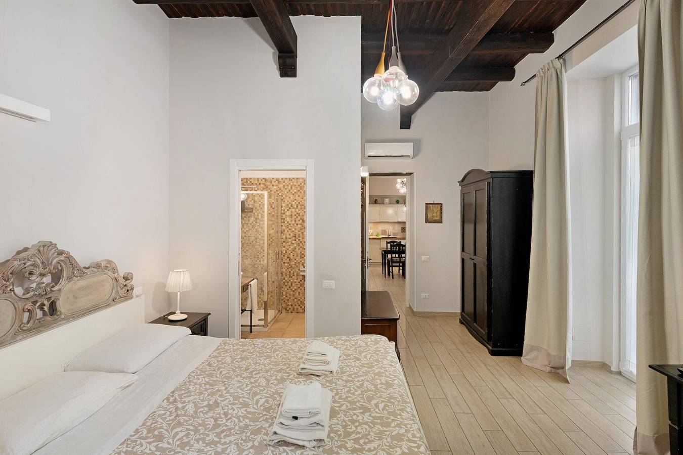 Appartement entier, Appartement de vacances 'Teatro Nuovo' avec balcon, Wi-Fi et climatisation in Naples, Province de Naples