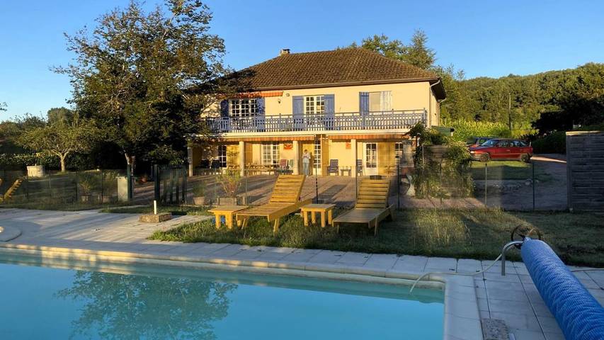 Gîte pour 2 personnes, avec Terrasse et Jardin ainsi que Piscine et Vue à Saint-Pardoux-la-Rivière