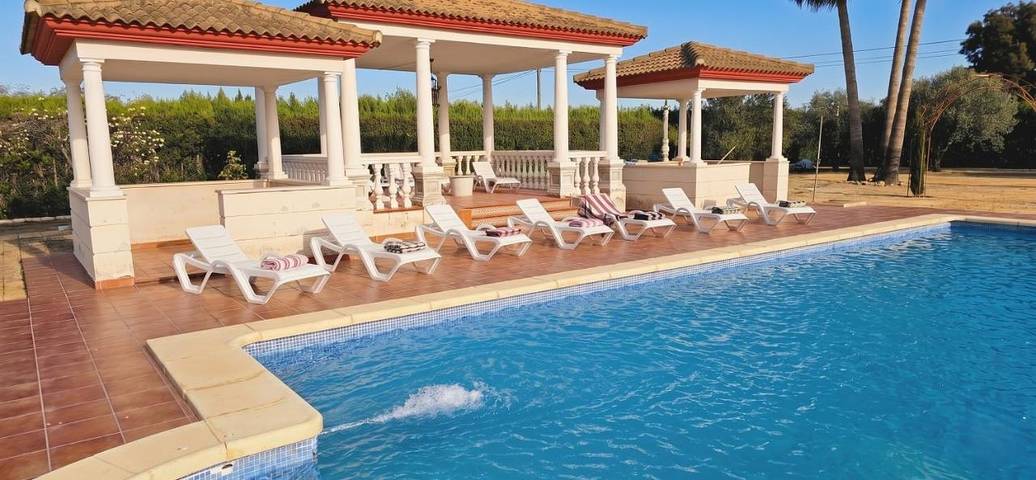 Casa rural para 14 personas, con jardín además de vistas y piscina en La Carlota - 2