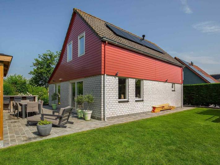 Ferienhaus für 8 Personen, mit Terrasse und Sauna sowie Whirlpool und Garten