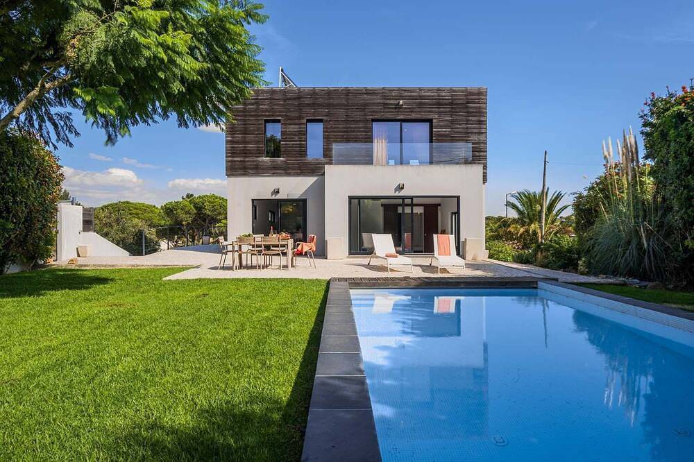 Casa Luminosa by Portugal Portfolio in Aldeia de Juzo, Cascais e Estoril