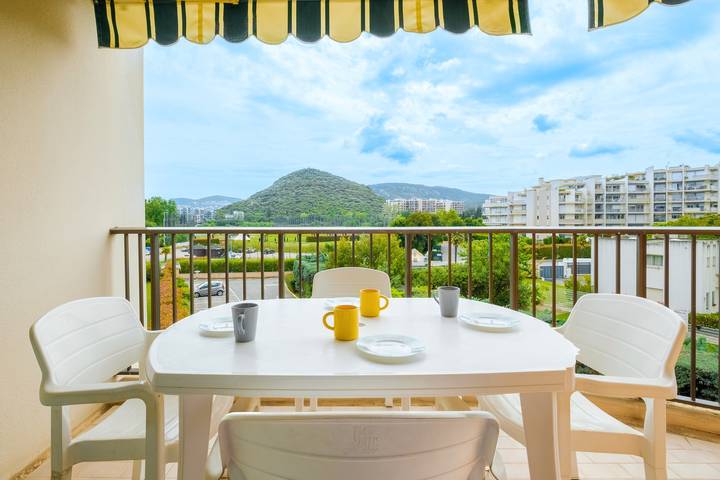 Location de vacances pour 3 personnes, avec balcon et bassin pour enfant à Mandelieu-la-Napoule