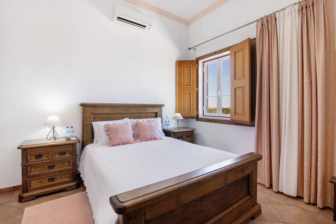 Quarto 'Quarto Rosa - Vista Campo' com Piscina Partilhada, Wi-Fi e Ar Condicionado in Distrito de Beja