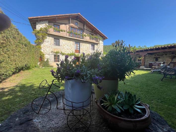 Casa de vacaciones para 8 personas, con vistas además de jardín y piscina en Álava