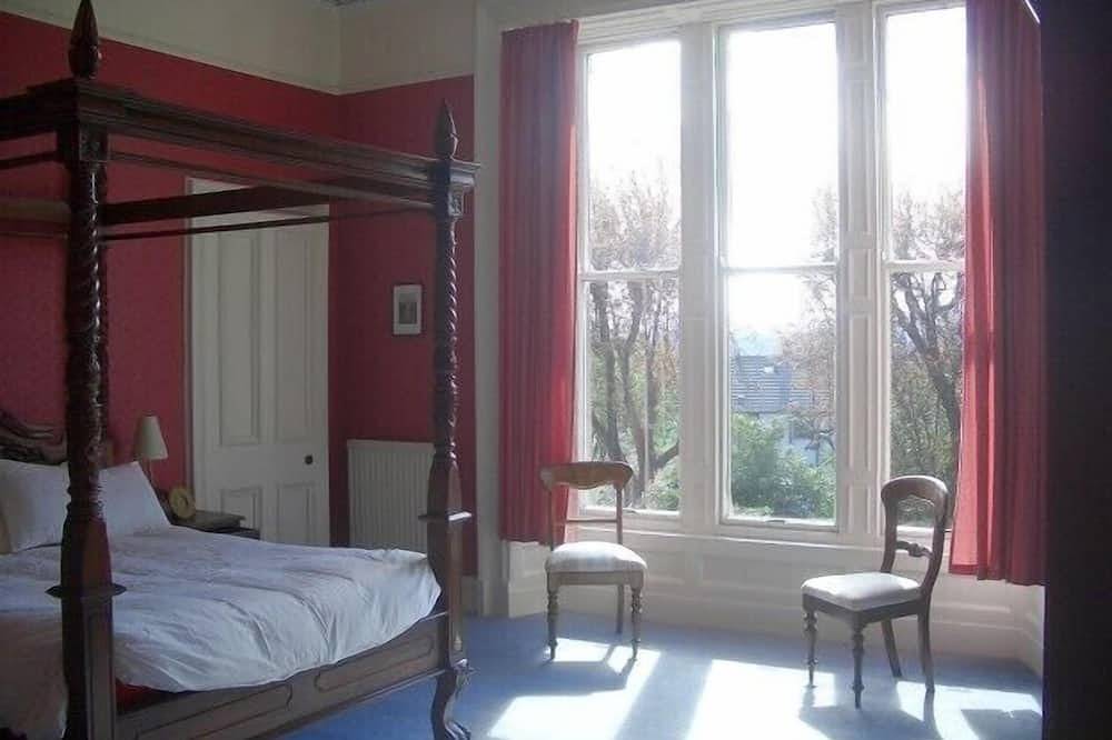 Entire apartment, Elegant Victorian self catering flat (5 people) in Crieff, the heart of Scotland in Crieff, Perthshire
