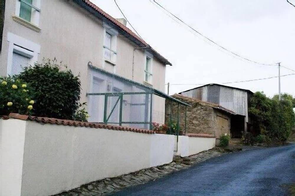 Grande maison à proximité du puy du fou, en campagne très calme. in Bressuire, Deux-Sèvres