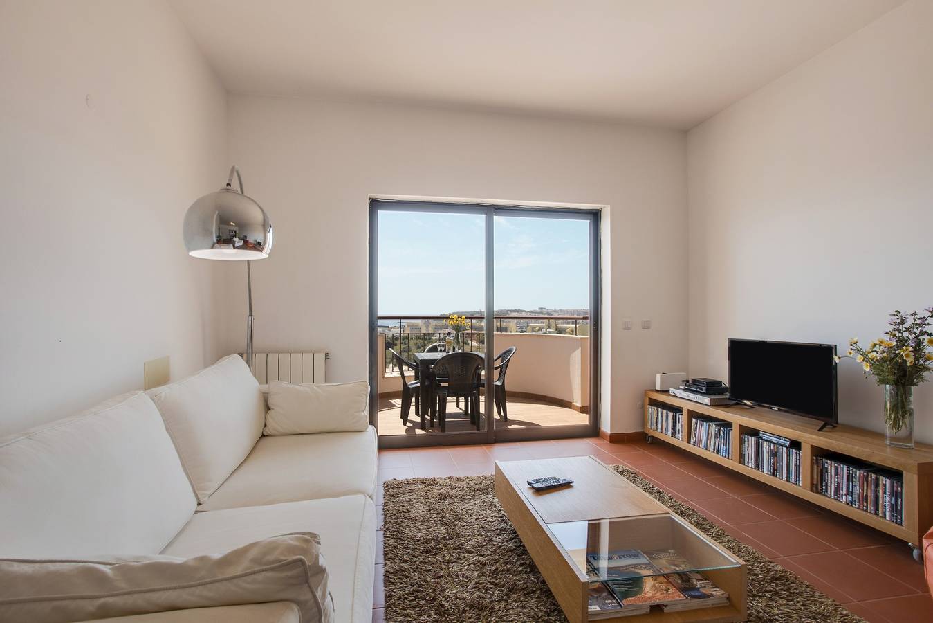 Apartamento inteiro, Apartamento "Meia Praia" com vista para o mar, Piscina, Wi-Fi, Varanda & Jardim; Estacionamento in São Sebastião, Lagos