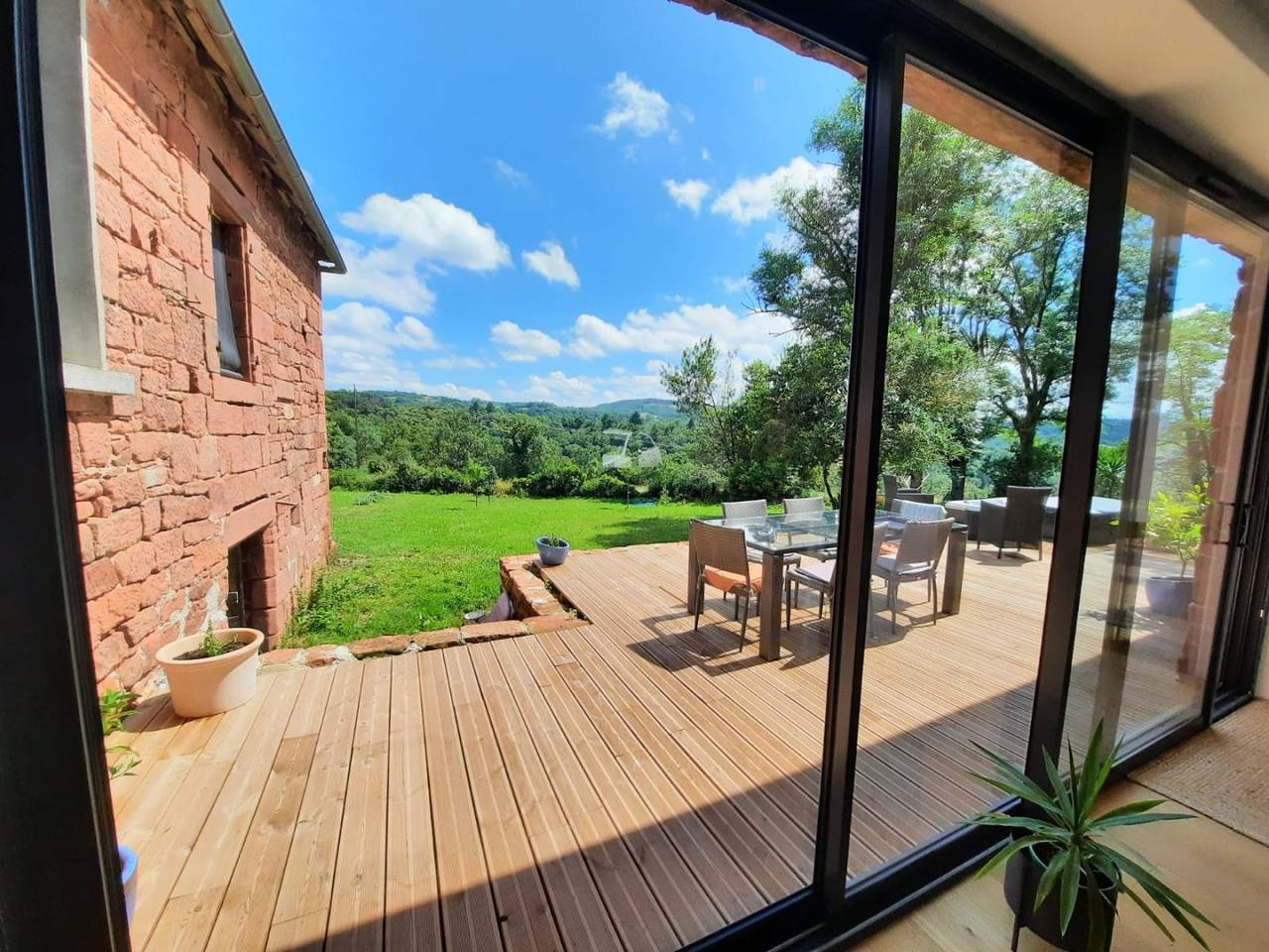 Maison d'hôtes en Grès Rouge - Chambre le Cantou in Lanteuil, Massif central