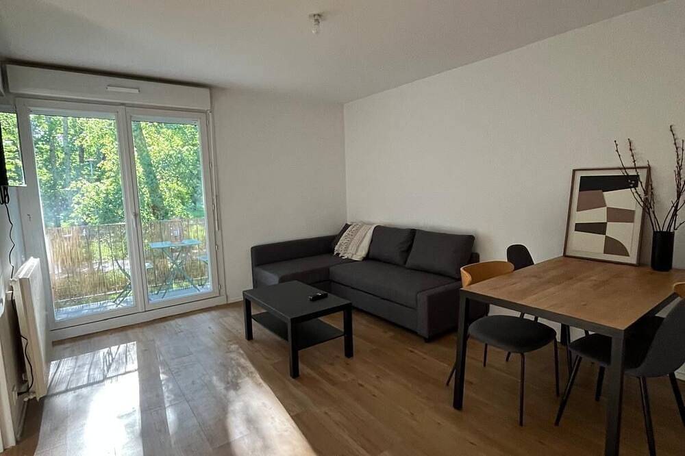 Appartement entier, Appartement 2 pièces calme & Lumineux  Vue sur Parc / Tram à 2 minutes à pied in Pessac, Région de Bordeaux