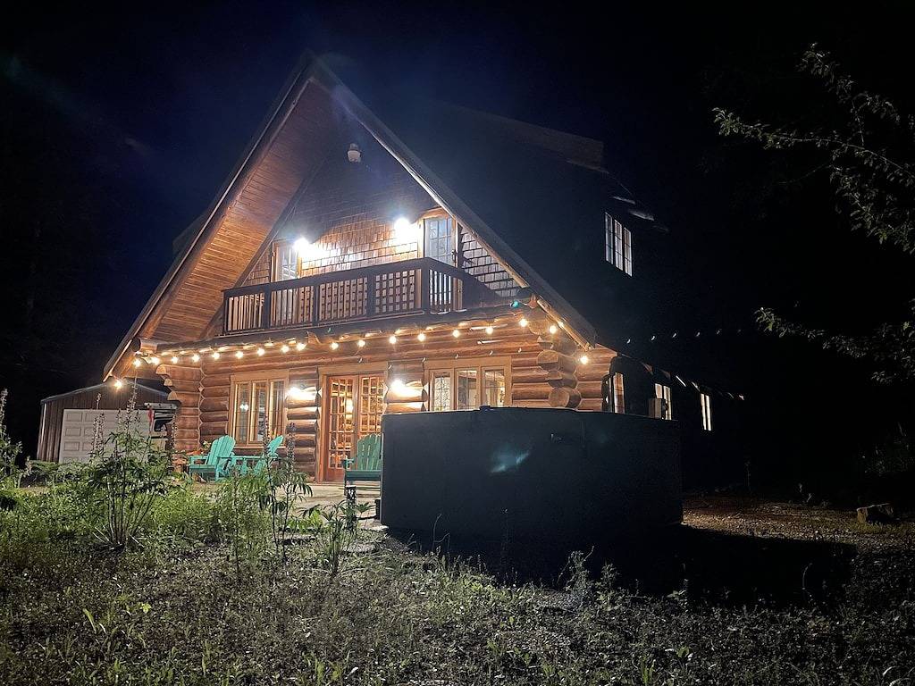 Private Log Cabin in the Woods - Hot Tub, Bbq, Wifi, Gazebo, Gaming Garage in Maple Falls, Mount Baker-Snoqualmie Nationalwald